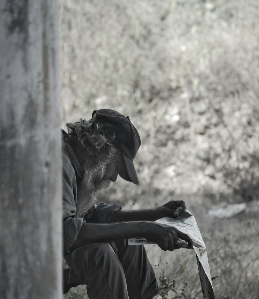 detective reading old letter